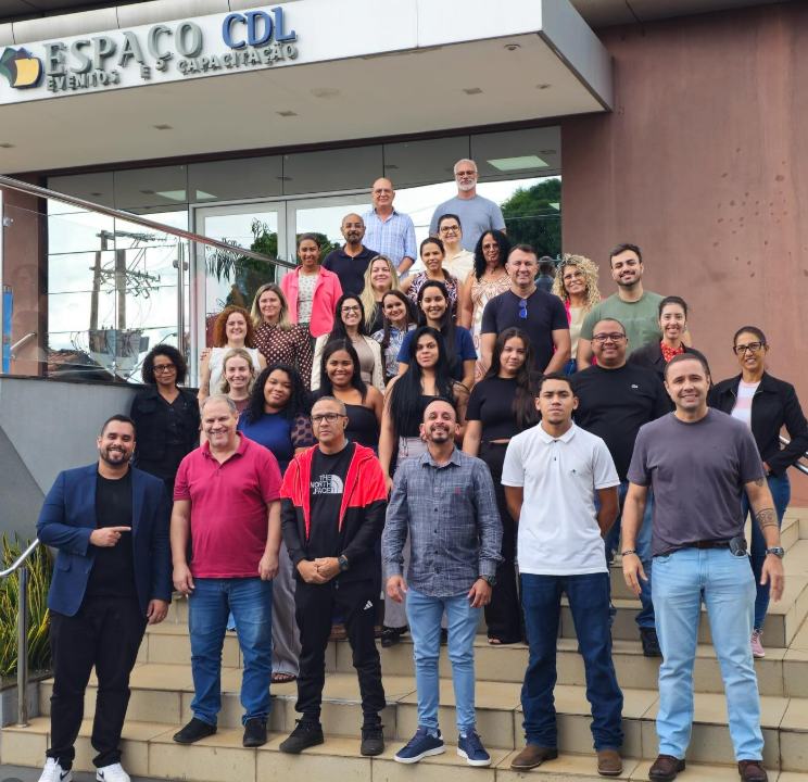 Turma da Alta Office reunida na entrada do Espaço CDL