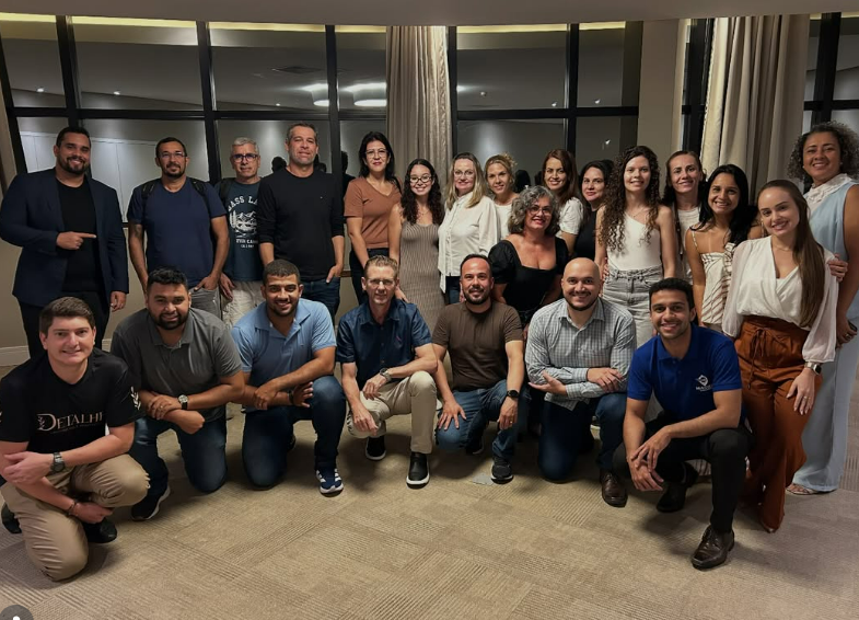 Participantes e instrutores reunidos após um treinamento da Alta Office