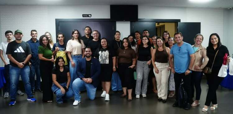 Nova turma de alunos reunida com o professor da Alta Office